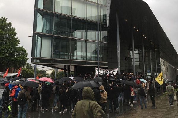 La manifestation a débuté sous le pluie ce mardi soir à Grenoble