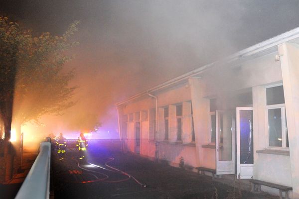 L'école a été détruite par un incendie cette nuit