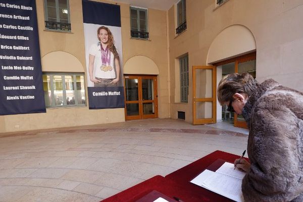 En hommage aux victimes du crash en Argentine, la ville de Nice a mis à disposition du public, des registres de condoléances, dans la cours d’entrée de la mairie.