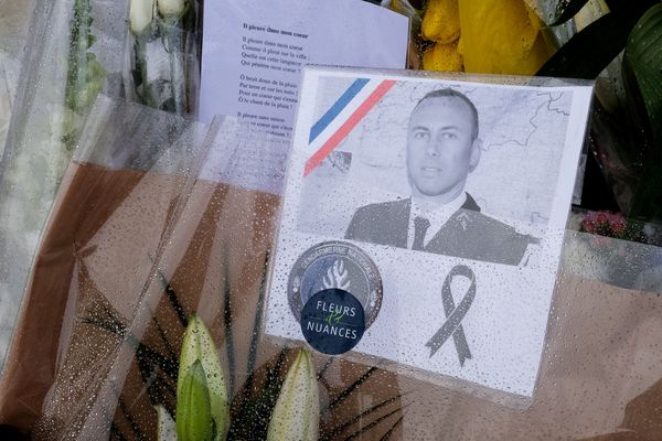 Des fleurs ont été déposées devant la gendarmerie de Carcassonne en hommage au gendarme mort en héros.