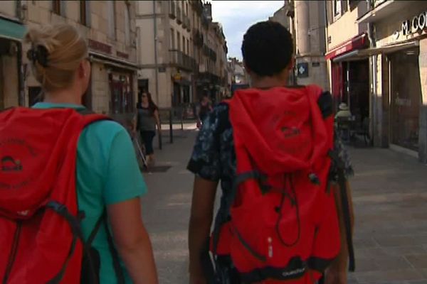 Les services sociaux organisent des maraudes pour distribuer de l'eau aux sans-abri.