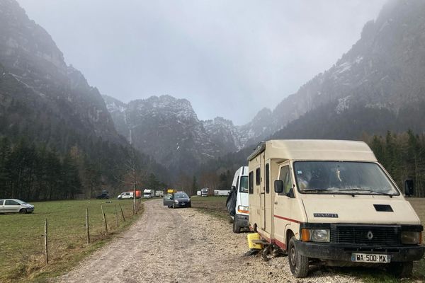 Une cinquantaine de teufeurs étaient toujours sur place le 1er avril 2024 à la mi-journée après la rave party qui a réuni près de 500 personnes à Chichilianne, en Isère.