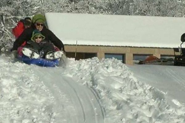 Les chutes de neige font des heureux au Mas de la Barque en Lozère