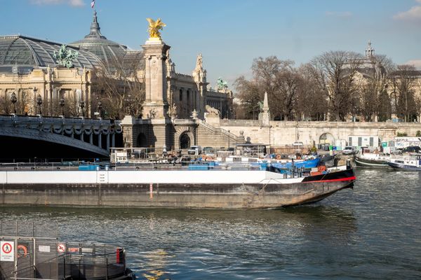 Une barge au niveau du pont Alexandre III et du Grand Palais à Paris.