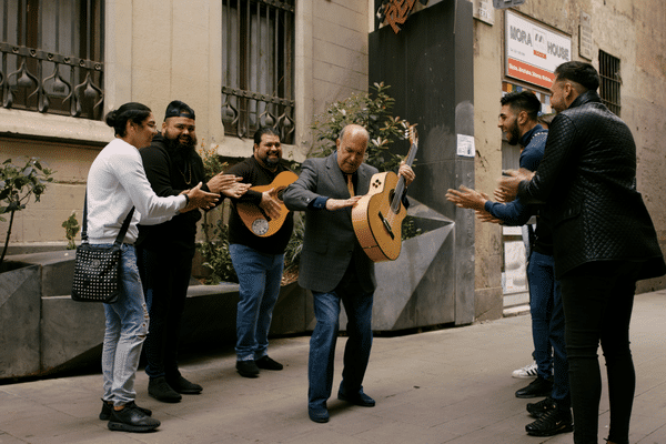 Musiciens issus de la communauté gitane catalane de Perpignan jouant des airs de rumba dans les rues de la ville.