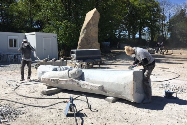 Un nouveau chantier a démarré début mai à la Vallée des Saints. Cinq nouvelles statues doivent voir le jour d’ici la fin du mois.