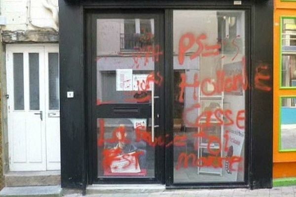 Les slogans tagués sur la vitrine du PS de Granville (Manche)