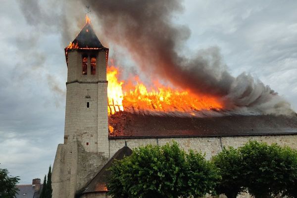 La toiture de l'église se consume, et une cinquantaine de pompiers sont sur place ce dimanche 9 juillet à 10h.