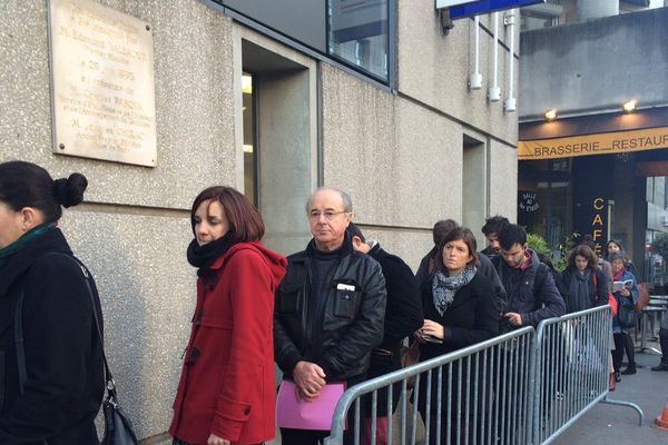 Les files d'attente s'allongent pour s'inscrire sur les listes électorales.