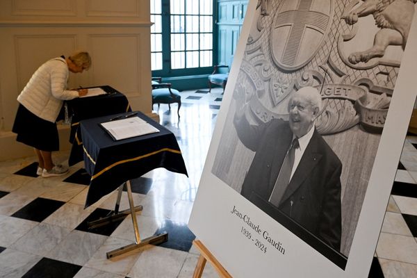 Livre de condoléances à côté du portrait de Jean-Claude Gaudin le 20 mai 2024 à l'hôtel de Ville de Marseille