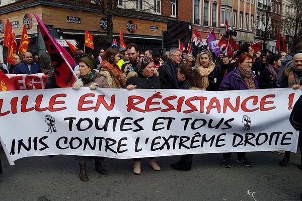 Les manifestants ont marché dans le centre de Lille, loin du quartier Grand Palais où se tient le congrès du FN. 