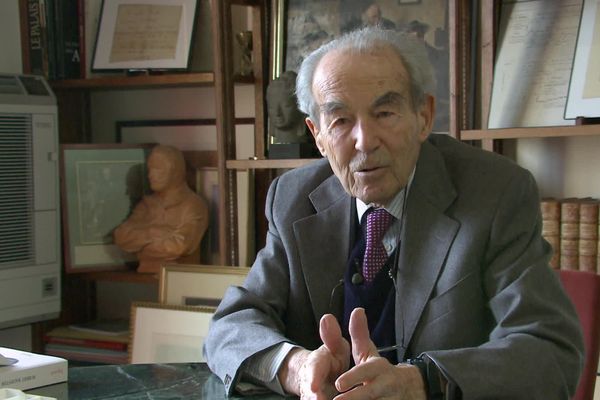 Robert Badinter explique l'importance de l'accompagnement pour une meilleure réinsertions des prisonniers, comme c'est le cas dans le centre de Mauzac en Lot-et-Garonne.