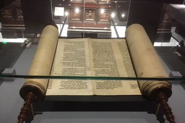 Ce rouleau de la Torah est exposé au musée des antiquités de Rouen dans le cadre de l'exposition "les juifs d'Europe du Nord au Moyen Age".