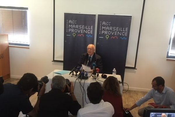 Jean-Claude Gaudin devant la presse au siège de la métropole Aix-Marseille