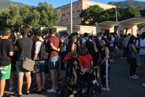 Les centaines de lycéens réunis devant le lycée giocante de Casabianca, l'un des centres d'examens insulaires, à quelques minutes de la première épreuve. 