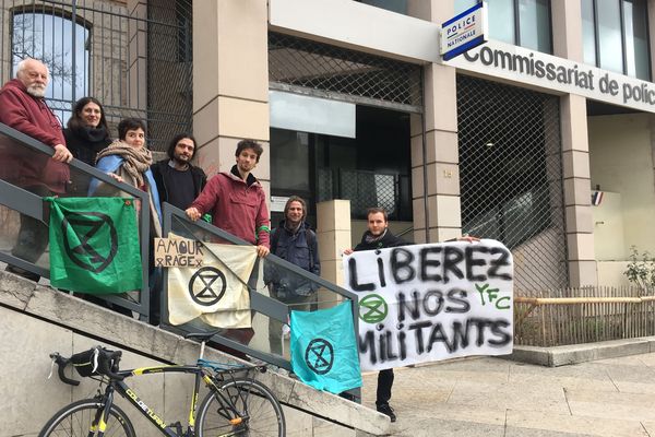 Des militants d'Extinction Rebellion se relaient devant le commissariat du 1er dans l'attente de la fin de garde à vue de leurs activistes 