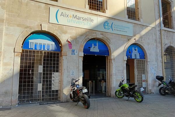 Une présence policière fixe est déployée à la faculté Colbert de Marseille, le mercredi 4 octobre 2023.