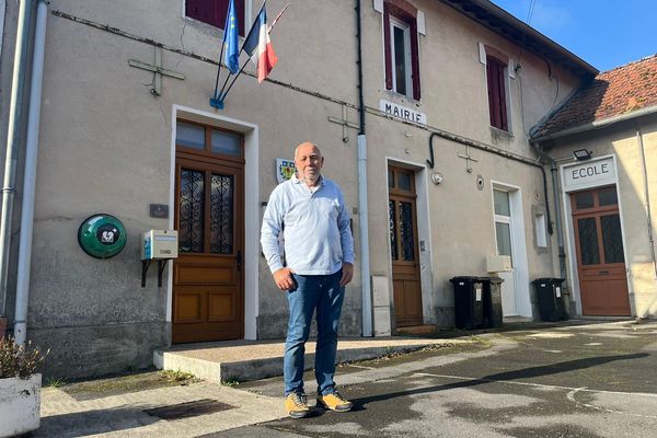 Philippe Chardin, le maire de Cléry-le-Grand devant sa mairie, une semaine après son agression