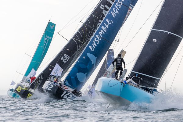 Les skippers de la 14ᵉ édition de la CIC Normandie Channel Race devraient couper la ligne de départ ce dimanche à 15 h 00.