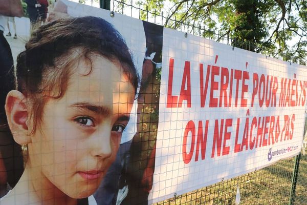 Deux ans après le drame, la famille de Maëlys réclame toujours la vérité sur les circonstances de sa mort. Photo prise à Pont-de-Beauvoisin le 19 Septembre 2018, banderole aux abords de la salle polyvalente où Nordahl Lelandais a enlevé Maëlys dans la nuit du 26 au 27 août 2017. 