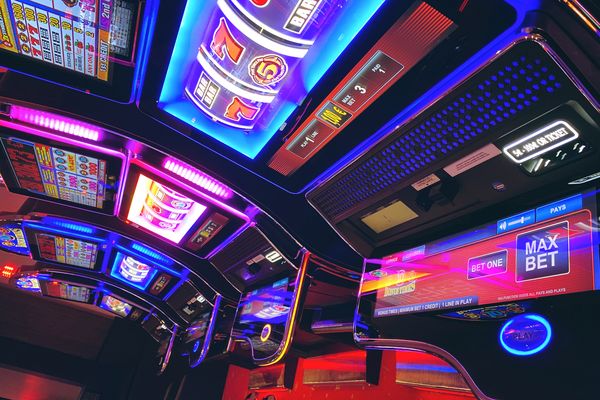 Une rangée de machines à sous, au casino de Lille.