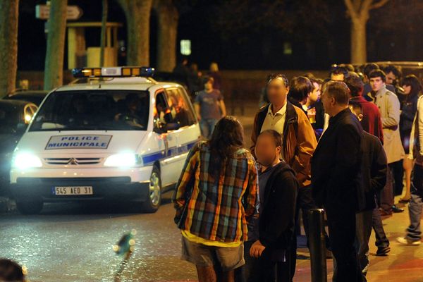 Deux policiers municipaux ont été blessés lors d'un refus d'obtempérer dans la nuit du 27 au 28 septembre à Toulouse. Un syndicat réagi dans un communiqué.