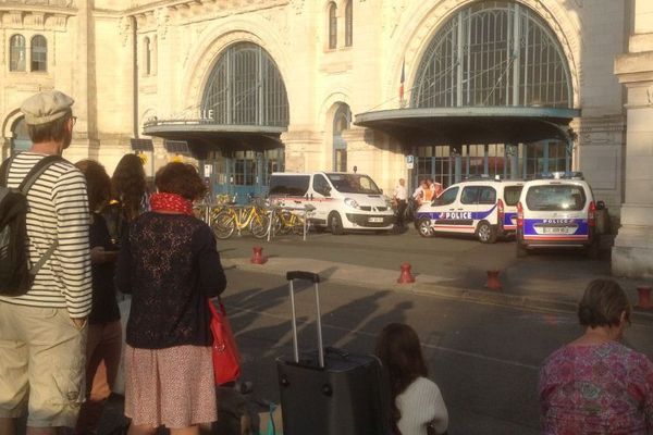 Des voyageurs évacués de la gare de La Rochelle, dimanche vers 20 heures.