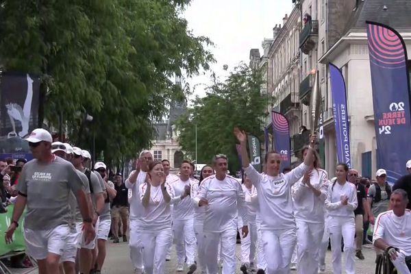 Relais collectif de la Team gymnastique avec Emilie Le Pennec dans les rues de Poitiers.