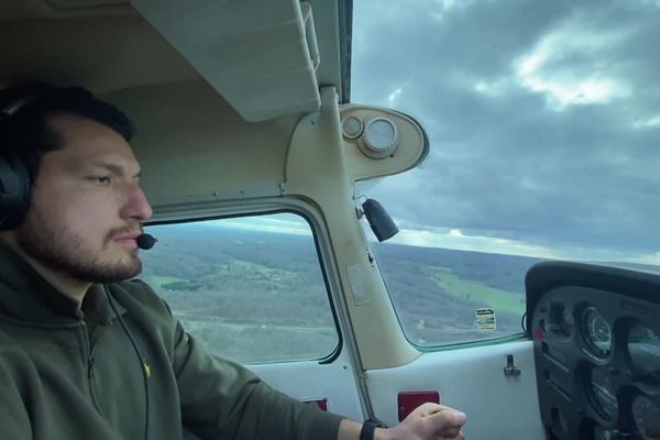 Le deuxième ligne du CAB, Andres Zafra, assouvit sa passion entre deux entraînements : piloter des avions.