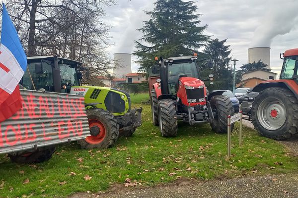 Agriculteurs bloquant l'accès la centrale nucléaire de Golfech, dans le Tarn-et-Garonne.