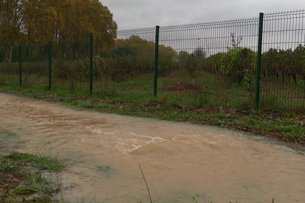 Suite aux fortes pluies tombées sur l'Hérault, les routes ont été très vite inondées ce lundi 14 novembre 2022 à Montpellier et sur les communes au Nord de la ville comme à Prades-le-Lez.