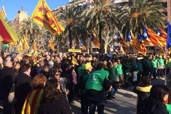 Des citoyens indépendantistes se sont rassemblés ce 17 janvier devant le Parlement pour soutenir leurs élus.