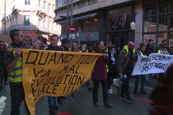 Retour des gilets jaunes à Toulouse pour le 6ème anniversaire du mouvement.