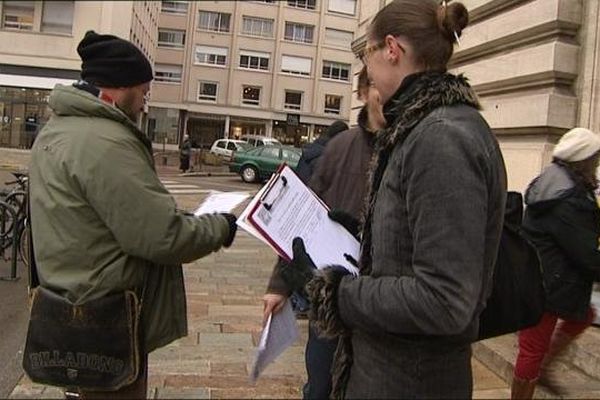 Les syndicalistes de la FAPT-CGT distribuaient des tracts et faisaient signer une pétition aux usagers du bureau principal Grangier à Dijon ce jeudi matin 