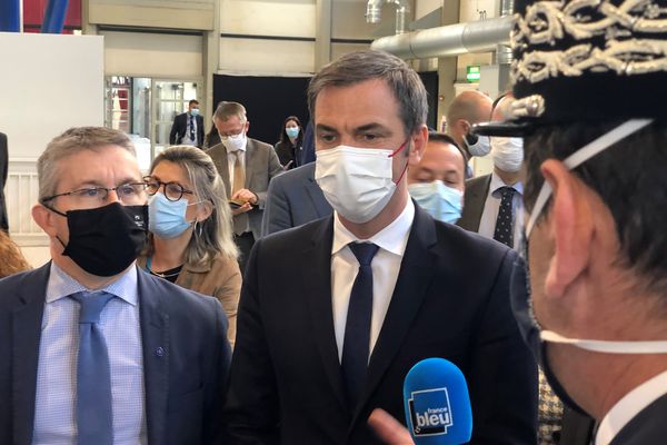 Olivier Véran en visite à Grenoble pour l'inauguration du vaccinodrome d'Alpexpo