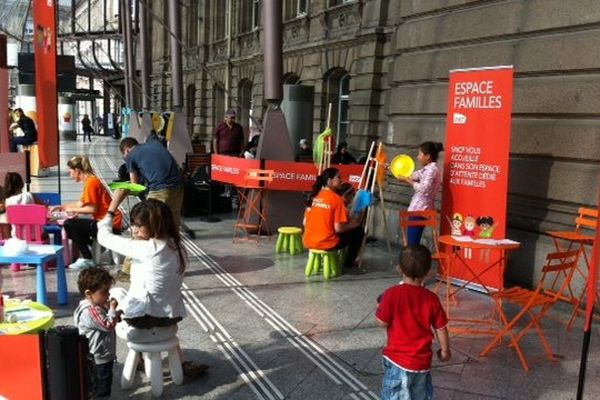 Un espace en gare de Strasbourg pour faire patienter les familles dans de meilleures conditions . C'est une première en France. 
