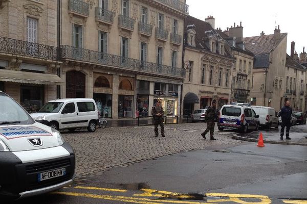 Le quartier Notre-Dame, à Dijon, a été évacué en raison d'une alerte à la bombe lundi 27 avril 2015 en fin d'après-midi.