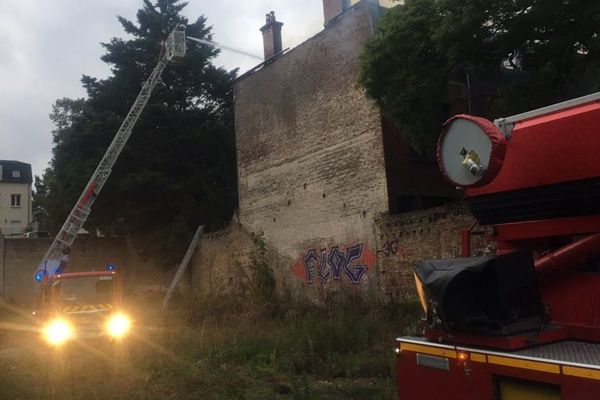 Un incendie s'est déclaré en fin de journée dans une maison située rue de Paris à Amiens. 