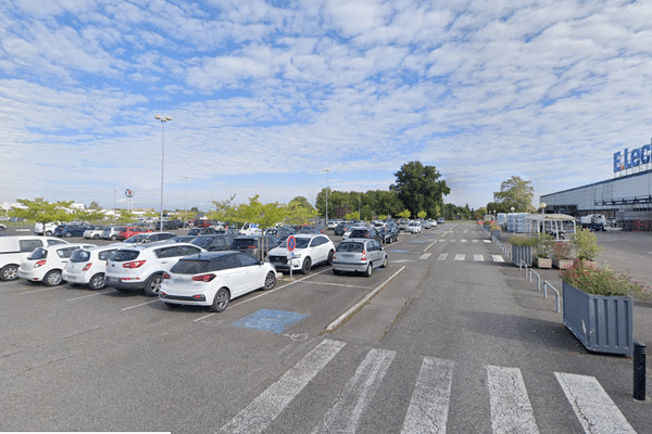 Les deux hommes ont été interpellés, le 14 octobre 2024, sur le parking de ce centre commercial des Hautes-Pyrénées.