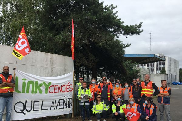 Les salariés de Solutions 30 manifestent devant Enedis St Brieuc