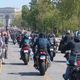 Des milliers de motards défilent à Paris contre l'instauration du contrôle technique.