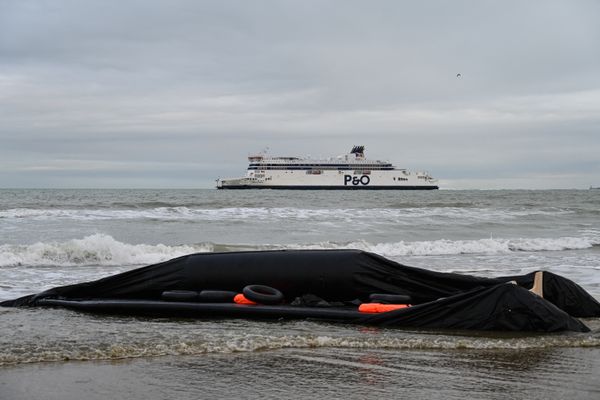 Des gilets de sauvetage, des bouées et un bateau gonflable dégonflé jonchent le littoral après une tentative ratée par des migrants de traverser illégalement la Manche pour atteindre la Grande-Bretagne, sur la plage de Sangatte dans le Pas-de-Calais, le 4 décembre 2024.