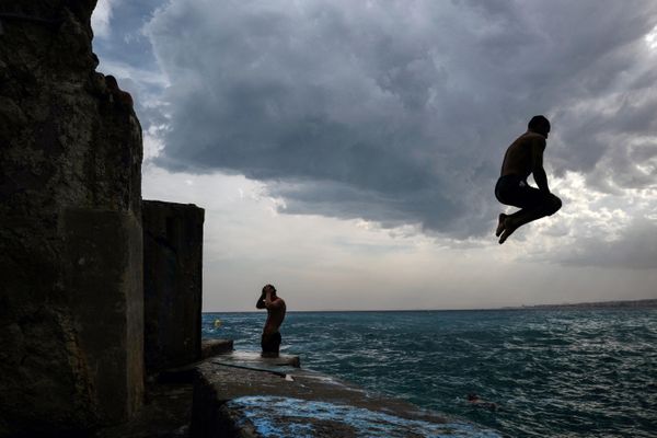 Sauter dans la Grande Bleue depuis les rochers peut être tentant, et les plongeurs bravent les interdits parfois au risque de leur vie. La prudence s'impose.