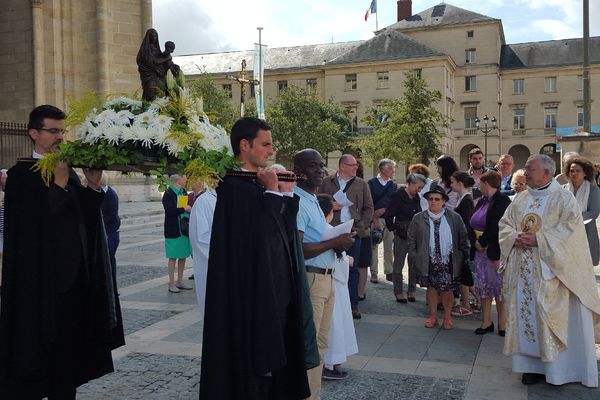 Une procession du 15 août à Orléans, devant la cathédrale Sainte-Croix.