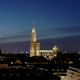 Comme un phare dans la nuit, la cathédrale de Strasbourg surplombe la ville à la tombée de la nuit