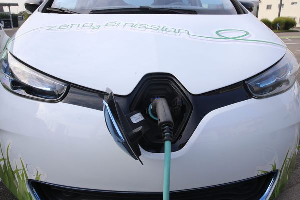 La recharge, encore fréquente pour les véhicules électriques, mais l'autonomie s'améliore