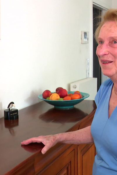 Anne devant la photo de son mari André. Ensemble, ils ont demandé que soit pratiqué une euthanasie, pour mettre fin à son calvaire.