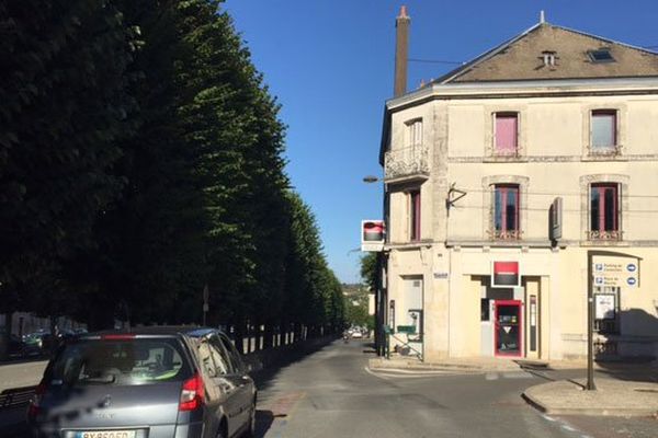 La rue Denfert-Rochereau à St-Maixent où le gendarme a été grièvement blessé par un fuyard à bord d'une voiture volée.