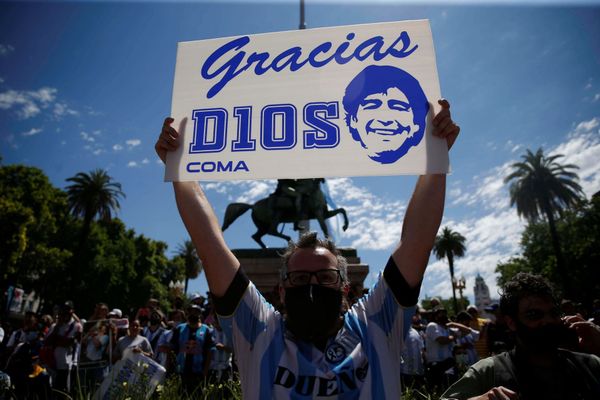 Les fans de Diego Maradona rendent hommage à la légende argentine devant la chapelle funéraire, à Buenos Aires.