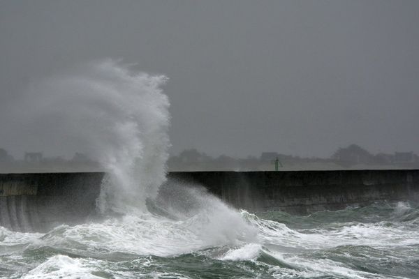 Un vent qui fait claquer les vagues à Lesconil